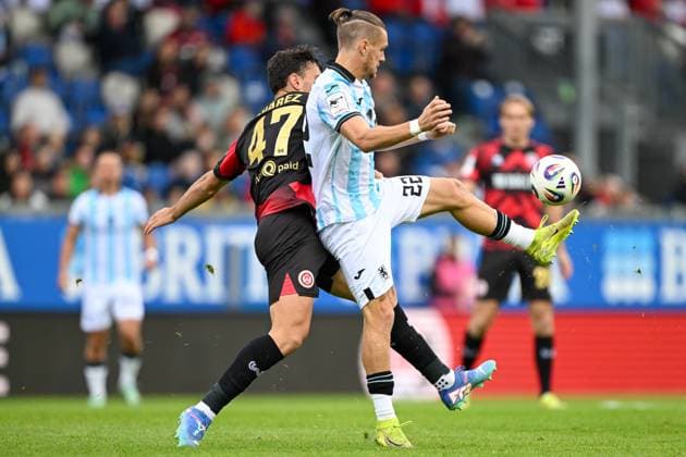 David Suarez SV Wehen Wiesbaden, 47 in duel with Sigurd Haugen TSV 1860 Muenchen, 22 , GER, SV Wehen Wiesbaden vs TSV 1860 München, Soccer, 3 Liga, Matchday 10, Season 2025 2026, 05 10 2025 DFB REGULATES PROHIBIT ANY USE OF PHOTOGRAPHS AS IMAGE SEQUENCES AND OR QUASI VIDEO GER, SV Wehen Wiesbaden vs TSV 1860 Munich, Football, 3 Liga, Matchday 10, Season 2025 2026, 05 10 2025 Wiesbaden Copyright: xEibner-Pressefoto FlorianxWiegandx EP_FWD