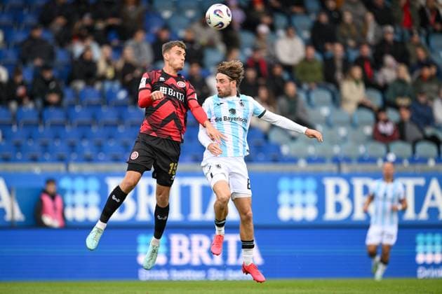 Justin Janitzek SV Wehen Wiesbaden, 15 in duel with David Philipp TSV 1860 Muenchen, 08 , GER, SV Wehen Wiesbaden vs TSV 1860 München, Soccer, 3 Liga, Matchday 10, Season 2025 2026, 05 10 2025 DFB REGULATES PROHIBIT ANY USE OF PHOTOGRAPHS AS IMAGE SEQUENCES AND OR QUASI VIDEO GER, SV Wehen Wiesbaden vs TSV 1860 Munich, Football, 3 Liga, Matchday 10, Season 2025 2026, 05 10 2025 Wiesbaden Copyright: xEibner-Pressefoto FlorianxWiegandx EP_FWD
