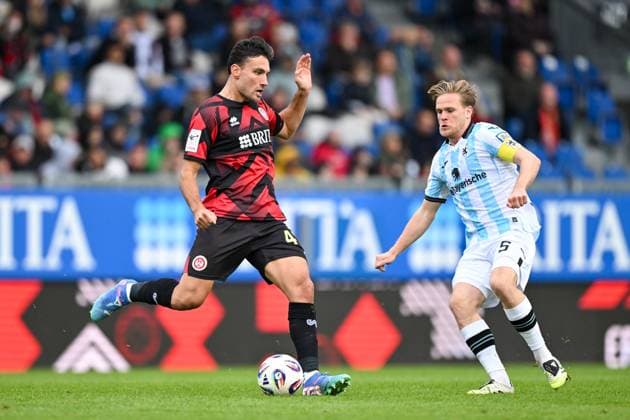 David Suarez SV Wehen Wiesbaden, 47 in duel with Thore Jacobsen TSV 1860 Muenchen, 05 , GER, SV Wehen Wiesbaden vs TSV 1860 München, Soccer, 3 Liga, Matchday 10, Season 2025 2026, 05 10 2025 DFB REGULATES PROHIBIT ANY USE OF PHOTOGRAPHS AS IMAGE SEQUENCES AND OR QUASI VIDEO GER, SV Wehen Wiesbaden vs TSV 1860 Munich, Football, 3 Liga, Matchday 10, Season 2025 2026, 05 10 2025 Wiesbaden Copyright: xEibner-Pressefoto FlorianxWiegandx EP_FWD