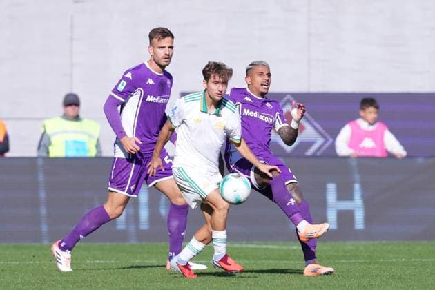 Roma™s Tommaso Baldanzi Fiorentina™s Dodo during the Serie A EniLive soccer match between Fiorentina and Roma at the Artemio Franchi stadium in Florence, Italy - Sunday October 5, 2025 - Soccer ( Photo by Alfredo Falcone LaPresse )  Copyright: xAlfredoxFalcone LaPressex