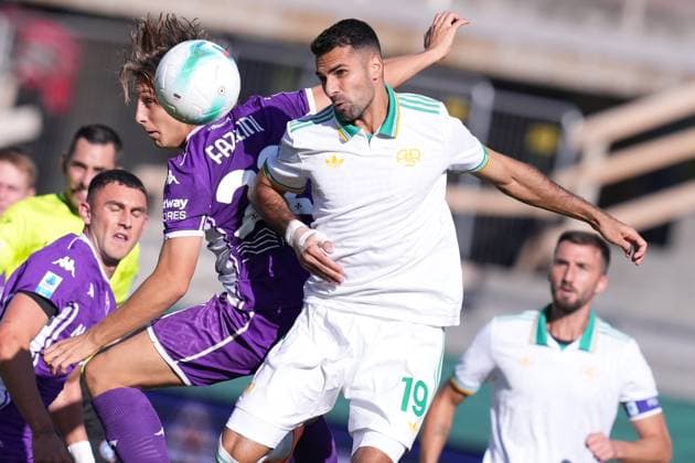 Fiorentina™s Jacopo Fazzini Roma™s Zeki Celik during the Serie A EniLive soccer match between Fiorentina and Roma at the Artemio Franchi stadium in Florence, Italy - Sunday October 5, 2025 - Soccer ( Photo by Alfredo Falcone LaPresse )  Copyright: xAlfredoxFalcone LaPressex