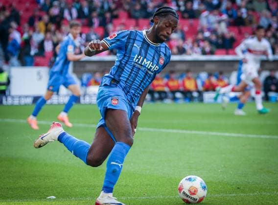 Omar Traore 23 1FC Heidenheim 1846 in action, VfB Stuttgart vs 1 FC Heidenheim 1846, DFL, Bundesliga, Saison 2025 2026, MHP Arena, Hinrunde, 6 Spieltag, 05 10 2025 DFB regulations prohibit any use of photographs as image sequences and or quasi video Stuttgart Baden Wuerttemberg Germany Copyright: xkolbert-press MartinxAgüerax