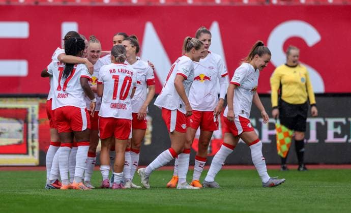 DEU, Nürnberg, FC Nürnberg vs RB Leipzig, Google Pixel Bundesliga, DFB, Saison 2526, Max Morlock Stadion, 5 Spieltag im Bild Tor durch Nikoline Dudek RB Leipzig 24 , Jubel mit dem Team DFB DFL REGULATIONS PROHIBIT ANY USE OF PHOTOGRAPHS AS IMAGE SEQUENCES AND OR QUASI VIDEO, 05 10 2025, Copyright: HMBxMedia HendrikxHamelau