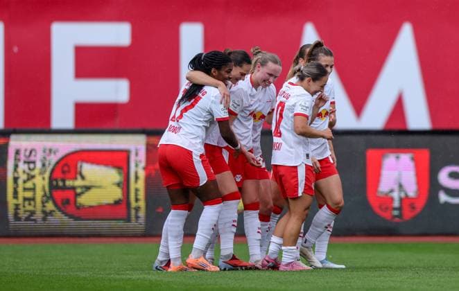 DEU, Nürnberg, FC Nürnberg vs RB Leipzig, Google Pixel Bundesliga, DFB, Saison 2526, Max Morlock Stadion, 5 Spieltag im Bild Tor durch Nikoline Dudek RB Leipzig 24 , Jubel mit dem Team DFB DFL REGULATIONS PROHIBIT ANY USE OF PHOTOGRAPHS AS IMAGE SEQUENCES AND OR QUASI VIDEO, 05 10 2025, Copyright: HMBxMedia HendrikxHamelau