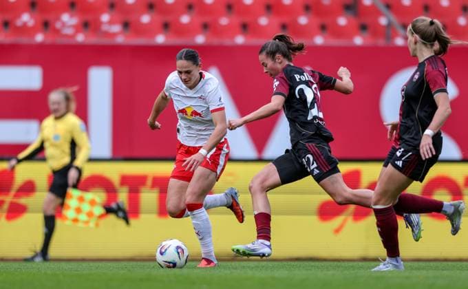 DEU, Nürnberg, FC Nürnberg vs RB Leipzig, Google Pixel Bundesliga, DFB, Saison 2526, Max Morlock Stadion, 5 Spieltag im Bild f l n r Giovanna Hoffmann RB Leipzig 7 , Julia Pollak FC Nürnberg 22 , Zweikampf DFB DFL REGULATIONS PROHIBIT ANY USE OF PHOTOGRAPHS AS IMAGE SEQUENCES AND OR QUASI VIDEO, 05 10 2025, Copyright: HMBxMedia HendrikxHamelau