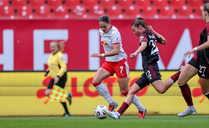 DEU, Nürnberg, FC Nürnberg vs RB Leipzig, Google Pixel Bundesliga, DFB, Saison 2526, Max Morlock Stadion, 5 Spieltag im Bild f l n r Giovanna Hoffmann RB Leipzig 7 , Julia Pollak FC Nürnberg 22 , Zweikampf DFB DFL REGULATIONS PROHIBIT ANY USE OF PHOTOGRAPHS AS IMAGE SEQUENCES AND OR QUASI VIDEO, 05 10 2025, Copyright: HMBxMedia HendrikxHamelau