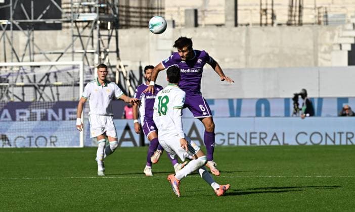 October 5, 2025, Firenze, Italy: Roma s forward Matias Soule vies for the ball with Fiorentina s defender Luca Ranieri (R) during the Italian serie A soccer match ACF Fiorentina vs AS Roma at Artemio Franchi Stadium in Florence, Italy, 5 October 2025.ANSA CLAUDIO GIOVANNINI Serie A- ACF Fiorentina Vs AS Roma  - ZUMAa110 20251005_zaf_a110_057 Copyright: xClaudioxGiovanninix