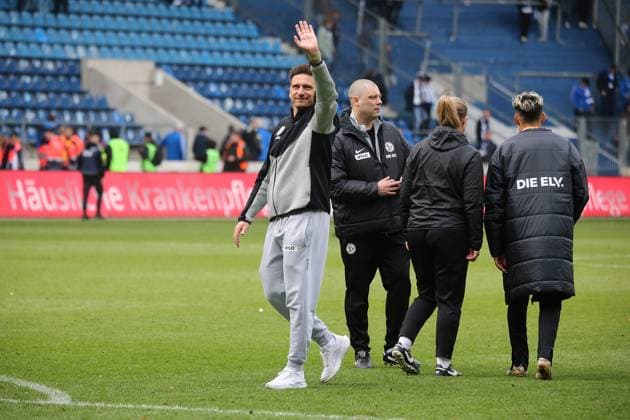 05 10 2025, xmohx, Soccer 2 Bundesliga, 1 FC Magdeburg SV Elversberg v l jubilation, joy about the victory Coach Vincent Wagner SV Elversberg thanks the fans DFL DFB REGULATIONS PROHIBIT ANY USE OF PHOTOGRAPHS as IMAGE SEQUENCES and or QUASI VIDEO Magdeburg