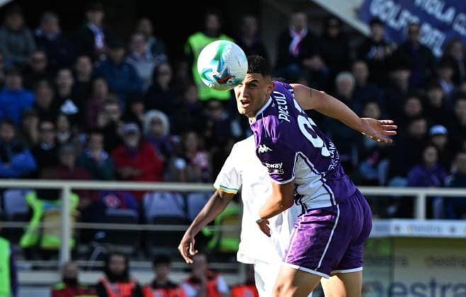 October 5, 2025, Firenze, Italy: Fiorentina s foward Roberto Piccoli (C) in action during the Italian serie A soccer match ACF Fiorentina vs AS Roma at Artemio Franchi Stadium in Florence, Italy, 5 October 2025.ANSA CLAUDIO GIOVANNINI. Serie A- ACF Fiorentina Vs AS Roma  - ZUMAa110 20251005_zaf_a110_059 Copyright: xClaudioxGiovanninix