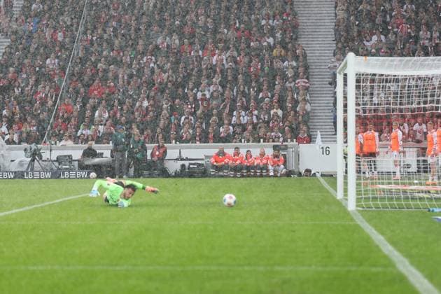 05 10 2025, xrekx, Soccer 1 Bundesliga, VfB Stuttgart 1 FC Heidenheim v l Goal kick to 1 0 by Bilal El Khannouss VfB Stuttgart Diant Ramaj 1 FC Heidenheim 1846 DFL DFB REGULATIONS PROHIBIT ANY USE OF PHOTOGRAPHS as IMAGE SEQUENCES and or QUASI VIDEO Stuttgart