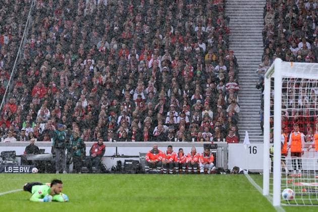 05 10 2025, xrekx, Soccer 1 Bundesliga, VfB Stuttgart 1 FC Heidenheim v l Goal kick to 1 0 by Bilal El Khannouss VfB Stuttgart Diant Ramaj 1 FC Heidenheim 1846 DFL DFB REGULATIONS PROHIBIT ANY USE OF PHOTOGRAPHS as IMAGE SEQUENCES and or QUASI VIDEO Stuttgart