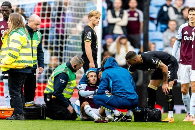 Aston Villa v Burnley Premier League 05 10 2025. Injury to Aston Villa midfielder Emi Buendia (10) during the Premier League match between Aston Villa and Burnley at Villa Park, Birmingham, England on 5 October 2025. Birmingham Villa Park West Midlands England Editorial use only DataCo restrictions apply See www.football-dataco.com , Copyright: xManjitxNarotrax PSI-23003-0059