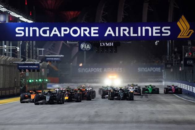 F1 - SINGAPORE GRAND PRIX 2025 Start of the race, 63 RUSSELL George (gbr), Mercedes AMG F1 Team W16, action leads the group during the 2025 Formula 1 Singapore Grand Prix, 18th round of the 2025 FIA Formula One World Championship, WM, Weltmeisterschaft from October 3 to 5, 2025 on the Marina Bay Street Circuit, in Singapore - SingaporeSingapore  Copyright: xEricxAlonsox
