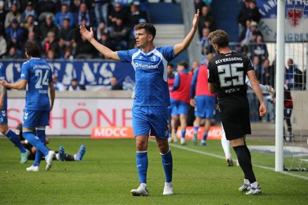 05 10 2025, xmohx, Soccer 2 Bundesliga, 1 FC Magdeburg SV Elversberg v l Tobias Müller 1 FC Magdeburg gives instructions, gesticulates, gesticulates with arms gives instructions, gesticulate Disappointed, sad, frustrated DFLB DFB REGULATIONS PROHIBIT ANY USE OF PHOTOGRAPHS as IMAGE SEQUENCES and or QUASI VIDEO Magdeburg