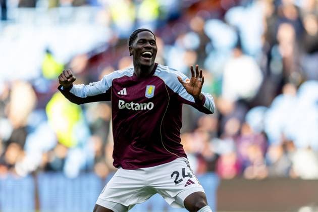 Aston Villa v Burnley Premier League 05 10 2025. Aston Villa midfielder Amadou Onana (24) celebrates win with fans after the Premier League match between Aston Villa and Burnley at Villa Park, Birmingham, England on 5 October 2025. Birmingham Villa Park West Midlands England Editorial use only DataCo restrictions apply See www.football-dataco.com , Copyright: xManjitxNarotrax PSI-23003-0068