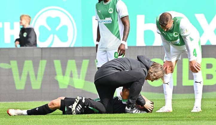 05 10 2025 Soccer Season 2025 2026 2 Soccer Bundesliga 08 Matchday SpVgg Greuther Fürth Kleeblatt Hannover 96 H96 Sportfoto Zink MeZi xmexzix DFL regulations prohibit any use of photographs as image sequences and or quasi video only for editorial use Enzo Leopold 8, Hannover 96 H96 battered on the ground after collision with Hendry Blank 4, Hannover 96 H96, not in picture injured Injury Head injury
