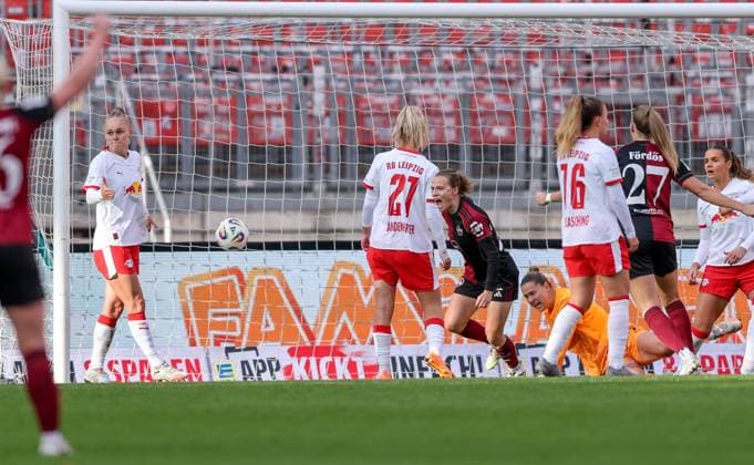 DEU, Nürnberg, FC Nürnberg vs RB Leipzig, Google Pixel Bundesliga, DFB, Saison 2526, Max Morlock Stadion, 5 Spieltag im Bild Nastassja Lein FC Nürnberg 24 scores the goal to 1 1, Jubel mit dem Team DFB DFL REGULATIONS PROHIBIT ANY USE OF PHOTOGRAPHS AS IMAGE SEQUENCES AND OR QUASI VIDEO, 05 10 2025, Copyright: HMBxMedia HendrikxHamelau