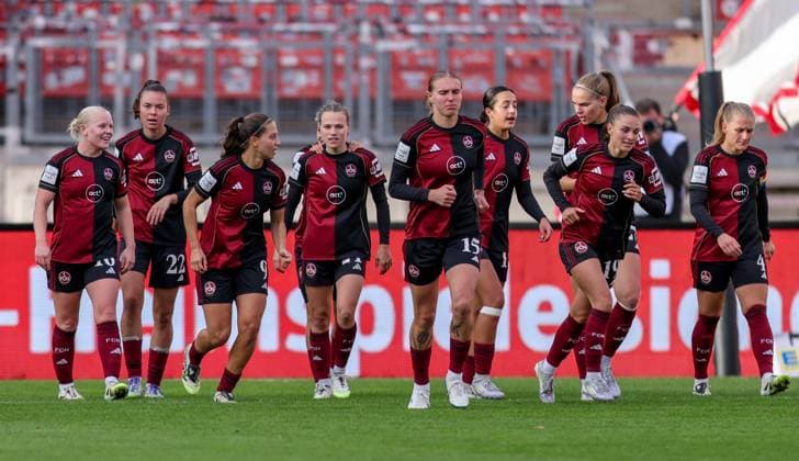 DEU, Nürnberg, FC Nürnberg vs RB Leipzig, Google Pixel Bundesliga, DFB, Saison 2526, Max Morlock Stadion, 5 Spieltag im Bild Nastassja Lein FC Nürnberg 24 scores the goal to 1 1, Jubel mit dem Team DFB DFL REGULATIONS PROHIBIT ANY USE OF PHOTOGRAPHS AS IMAGE SEQUENCES AND OR QUASI VIDEO, 05 10 2025, Copyright: HMBxMedia HendrikxHamelau