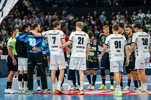both teams in the circle before kick-off, GER, THW Kiel vs Rhein Neckar Loewen, Handball, Bundesliga, Matchday 7, Season 2025 2026, 05 10 2025 GER, THW Kiel vs Rhein Neckar Loewen, Handball, Bundesliga, Matchday 7, Season 2025 2026, 05 10 2025 Kiel Copyright: xEibner-Pressefoto MaxxVincenx EP_MVN