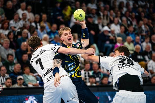 Edwin Aspenbaeck Rhein Neckar Loewen, 78 in duel with Magnus Landin Jacobsen THW Kiel, 07 and Lukas Laube THW Kiel, 20 , GER, THW Kiel vs Rhein Neckar Loewen, Handball, Bundesliga, Matchday 7, Season 2025 2026, 05 10 2025 GER, THW Kiel vs Rhein Neckar Loewen, Handball, Bundesliga, Matchday 7, Season 2025 2026, 05 10 2025 Kiel Copyright: xEibner-Pressefoto MaxxVincenx EP_MVN
