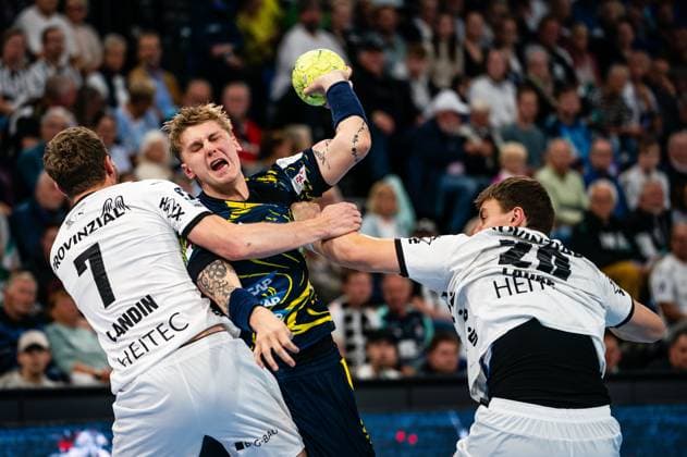 Edwin Aspenbaeck Rhein Neckar Loewen, 78 in duel with Magnus Landin Jacobsen THW Kiel, 07 and Lukas Laube THW Kiel, 20 , GER, THW Kiel vs Rhein Neckar Loewen, Handball, Bundesliga, Matchday 7, Season 2025 2026, 05 10 2025 GER, THW Kiel vs Rhein Neckar Loewen, Handball, Bundesliga, Matchday 7, Season 2025 2026, 05 10 2025 Kiel Copyright: xEibner-Pressefoto MaxxVincenx EP_MVN