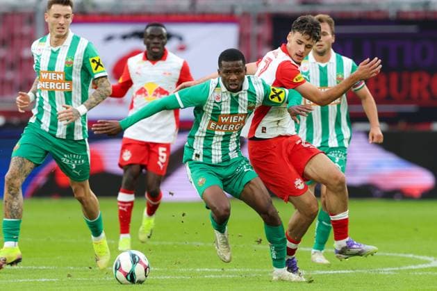 SOCCER - BL, RBS vs Rapid SALZBURG,AUSTRIA,05.OCT.25 - SOCCER - ADMIRAL Bundesliga, Red Bull Salzburg vs SK Rapid Wien. Image shows Romeo Amane (Rapid) and Kerim Alajbegovic (RBS).  GEPAxpictures xMathiasxMandl