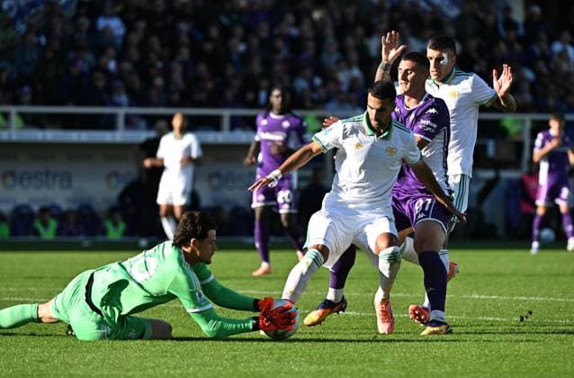 October 5, 2025, Firenze, Italy: Roma s goalkeeper Mile Svilar (L) in action during the Italian serie A soccer match ACF Fiorentina vs AS Roma at Artemio Franchi Stadium in Florence, Italy, 5 October 2025.ANSA CLAUDIO GIOVANNINI. Serie A- ACF Fiorentina Vs AS Roma  - ZUMAa110 20251005_zaf_a110_060 Copyright: xClaudioxGiovanninix