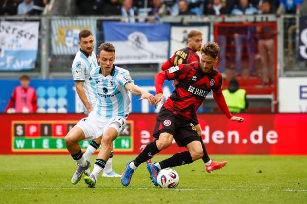05 10 2025, xavx, Fussball 3 Liga, SV Wehen Wiesbaden TSV 1860 München v l Manuel Pfeifer TSV 1860 Muenchen , Lukas Schleimer SV Wehen Wiesbaden DFL DFB REGULATIONS PROHIBIT ANY USE OF PHOTOGRAPHS as IMAGE SEQUENCES and or QUASI VIDEO Wiesbaden