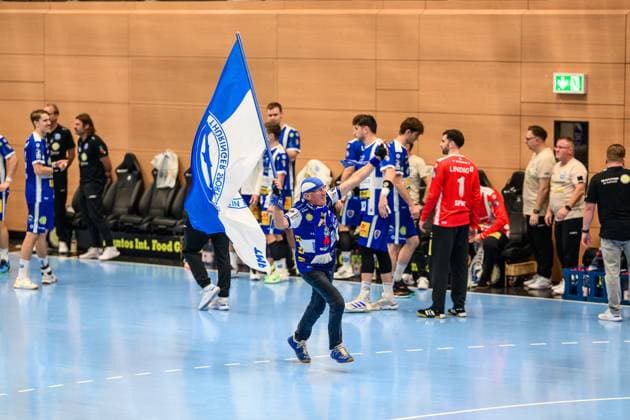 Flag bearer of ThSV Eisenach runs his round again before the start of the game and provides for atmosphere GER, Thuringia, ThSV Eisenach against VfL Gummersbach, 1 Daikin Handballbundesliga, Handball, 7 Matchday, Season 2025 2026, Sunday, 05 10 2025 GER, Thuringia, ThSV Eisenach against VfL Gummersbach, 1 Daikin Handballbundesliga, Handball, 7 Matchday, Season 2025 2026, Sunday, 05 10 2025 Eisenach Copyright: xEibner-Pressefoto MartinxHerbstx EP_MHT