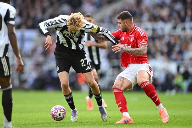 Newcastle United v Nottingham Forest - Premier League Morato of Nottingham Forest battles with Nick Woltemade of Newcastle United during the Premier League match between Newcastle United and Nottingham Forest at St. James s Park in Newcastle, United Kingdom, on October 5, 2025. Newcastle Tyne and Wear United Kingdom  Copyright: xMIxNewsx originalFilename:fletcher-newcastl251005_npT8X.jpg