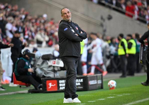 Coach Frank Schmidt 1 FC Heidenheim 1846 FCH on the sidelines thoughtful gesture gesture VfB Stuttgart vs 1 FC Heidenheim FCH 05 10 2025 DFL REGULATIONS PROHIBIT ANY USE OF PHOTOGRAPHS AS IMAGE SEQUENCES AND OR QUASI VIDEO VfB Stuttgart vs 1 FC Heidenheim FCH