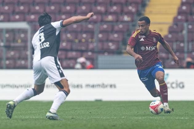 Lilian Njoh (14 Servette FC) in action (close up) under pressure of Nicolas Vouilloz (3 FC Basel) during the Brack Super League match between Servette FC and FC Basel at Stade de Geneve in Geneva, Switzerland Copyright: xGiuseppexVelletrix xSPPx Sportspressphoto_SPR38520