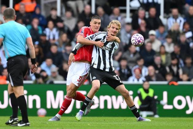 Newcastle United v Nottingham Forest - Premier League Nikola Milenkovic of Nottingham Forest battles with Nick Woltemade of Newcastle United during the Premier League match between Newcastle United and Nottingham Forest at St. James s Park in Newcastle, United Kingdom, on October 5, 2025. Newcastle Tyne and Wear United Kingdom  Copyright: xMIxNewsx originalFilename:fletcher-newcastl251005_npD6U.jpg