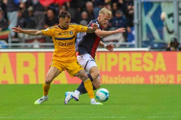 Bologna FC 1909 v Pisa SC - Serie A Jens Odgaard of Bologna FC battles for the ball with Marius Marin of Pisa SC during the Bologna BFC vs Pisa SC, 6th Serie A Enilive 2025-26 game at Renato Dall Ara stadium in Bologna, Italy, on October 5, 2025. Bologna Italy  Copyright: xDavidexCasentinix originalFilename:casentini-bolognab251005_npGRY.jpg