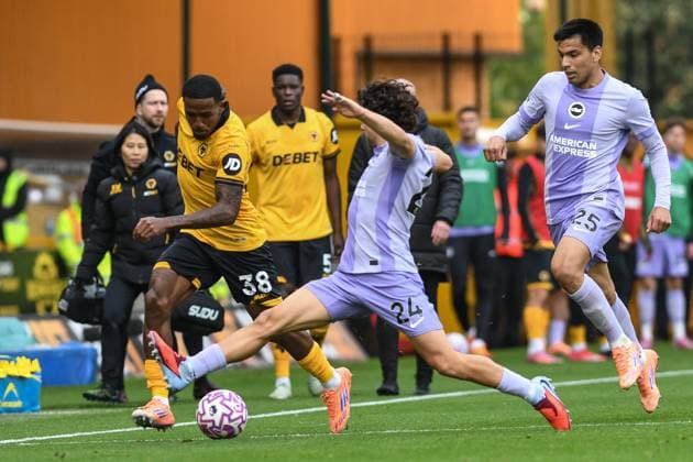Wolverhampton Wanderers v Brighton & Hove Albion, English Premier League, Football, Molineux, Wolverhampton, UK - 5 October 2025 Wolverhampton Wanderers Jackson Tchatchoua on the ball challenged by Brighton & Hove Albion s Ferdi Kadioglu , UK NEWSPAPERS OUT Copyright: xRichardxBowcottx