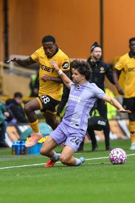 Wolverhampton Wanderers v Brighton & Hove Albion, English Premier League, Football, Molineux, Wolverhampton, UK - 5 October 2025 Wolverhampton Wanderers Jackson Tchatchoua on the ball challenged by Brighton & Hove Albion s Ferdi Kadioglu , UK NEWSPAPERS OUT Copyright: xRichardxBowcottx