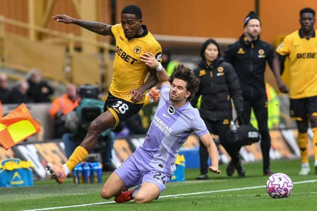Wolverhampton Wanderers v Brighton & Hove Albion, English Premier League, Football, Molineux, Wolverhampton, UK - 5 October 2025 Wolverhampton Wanderers Jackson Tchatchoua on the ball challenged by Brighton & Hove Albion s Ferdi Kadioglu , UK NEWSPAPERS OUT Copyright: xRichardxBowcottx