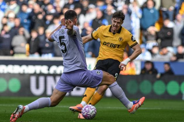 Wolverhampton Wanderers v Brighton & Hove Albion, English Premier League, Football, Molineux, Wolverhampton, UK - 5 October 2025 Wolverhampton Wanderers Jorgen Strand Larsen takes a shot at goal , UK NEWSPAPERS OUT Copyright: xRichardxBowcottx