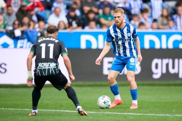 October 5, 2025, Vitoria, Alava, SPAIN: German Valera of Elche CF competes for the ball with Carlos Vicente of Deportivo Alaves during the LaLiga EA Sports match between Deportivo Alaves and Elche CF at Mendizorrotza on October 5, 2025, in Vitoria, Spain. Vitoria SPAIN - ZUMAa181 20251005_zaa_a181_068 Copyright: xRicardoxLarreinax