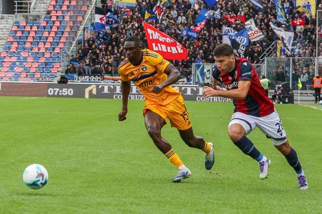 Bologna FC 1909 v Pisa SC - Serie A Nicolo Cambiaghi of Bologna FC competes for the ball with Idrissa Toure of Pisa SC during the Bologna BFC vs Pisa SC, 6th Serie A Enilive 2025-26 game at Renato Dall Ara stadium in Bologna, Italy, on October 5, 2025. Bologna Italy  Copyright: xDavidexCasentinix originalFilename:casentini-bolognab251005_npeFc.jpg