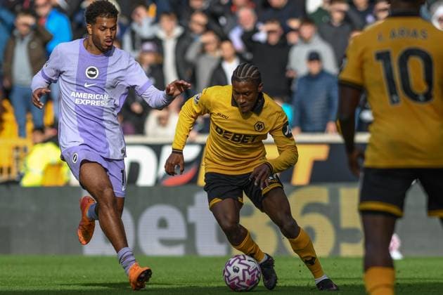 Wolverhampton Wanderers v Brighton & Hove Albion, English Premier League, Football, Molineux, Wolverhampton, UK - 5 October 2025 Wolverhampton Wanderers Jean-Ricner Bellegarde on the ball , UK NEWSPAPERS OUT Copyright: xRichardxBowcottx