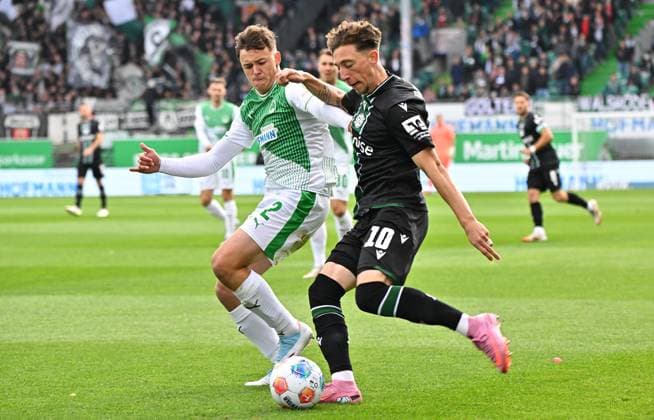 05 10 2025 Soccer Season 2025 2026 2 Soccer Bundesliga 08 Matchday SpVgg Greuther Fürth Kleeblatt Hannover 96 H96 Sportfoto Zink MeZi xmexzix DFL regulations prohibit any use of photographs as image sequences and or quasi video only for editorial use Lukas Reich 2, SpVgg Greuther Fürth Jannik Rochelt 10, Hannover 96 H96, rechts