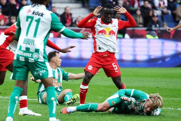 SOCCER - BL, RBS vs Rapid SALZBURG,AUSTRIA,05.OCT.25 - SOCCER - ADMIRAL Bundesliga, Red Bull Salzburg vs SK Rapid Wien. Image shows Nikolaus Wurmbrand (Rapid) and Soumaila Diabate (RBS).  GEPAxpictures xDavidxGeieregger