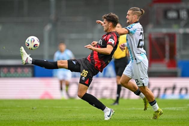 Jakob Lewald SV Wehen Wiesbaden, 26 in duel with Sigurd Haugen TSV 1860 Muenchen, 22 GER, SV Wehen Wiesbaden vs TSV 1860 München, Soccer, 3 Liga, Matchday 10, Season 2025 2026, 05 10 2025 DFB REGULATES PROHIBIT ANY USE OF PHOTOGRAPHS AS IMAGE SEQUENCES AND OR QUASI VIDEO GER, SV Wehen Wiesbaden vs TSV 1860 Munich, Football, 3 Liga, Matchday 10, Season 2025 2026, 05 10 2025 Wiesbaden Copyright: xEibner-Pressefoto FlorianxWiegandx EP_FWD