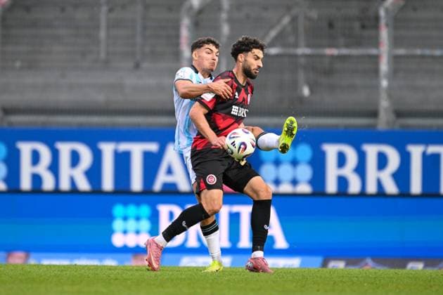 Nikolas Agrafiotis SV Wehen Wiesbaden, 25 in duel with Sean Dulic TSV 1860 Muenchen, 25 , GER, SV Wehen Wiesbaden vs TSV 1860 München, Soccer, 3 Liga, Matchday 10, Season 2025 2026, 05 10 2025 DFB REGULATES PROHIBIT ANY USE OF PHOTOGRAPHS AS IMAGE SEQUENCES AND OR QUASI VIDEO GER, SV Wehen Wiesbaden vs TSV 1860 Munich, Football, 3 Liga, Matchday 10, Season 2025 2026, 05 10 2025 Wiesbaden Copyright: xEibner-Pressefoto FlorianxWiegandx EP_FWD