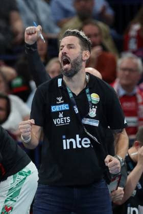 05 10 2025, xtgx, Handball Sport Verein SC Magdeburg v l Bennet Wiegert Magdeburg, Trainer Jubel, Torjubel, jubelt ueber das Tor, celebrate the goal, celebration Hamburg