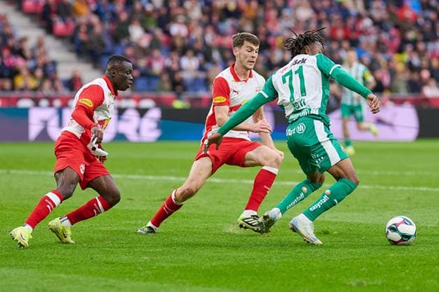 Salzburg, Austria 05 October 2025 Admiral Bundesliga 2025 2026 Sp 9 RB Salzburg vs SK Rapid Vienna In the picture from left in the duel Soumaila Diabate RB , Jacob Rasmussen RB , Claudy Mbuyi Rapid Red Bull Arena Copyright: xFotostandx xWassmuth,xFOTOGRAFxJUERGENxxWASSMUTHx