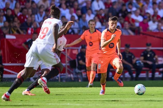 Sevilla FC v FC Barcelona, Barca - LaLiga EA Sports SEVILLE, SPAIN - OCTOBER 5: Pedri of FC Barcelona runs with the ball during the LaLiga EA Sports match between Sevilla FC and FC Barcelona at Ramon Sanchez Pizjuan Stadium on October 5, 2025 in Seville, Spain. (Photo by Gabriel Colchero Photo Players Images Magara Press) Seville Ramon Sanchez Pizjuan Stadium Spain Copyright: xGabrielxColcherox