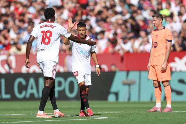 ESP: Sevilla FC - FC Barcelona, Barca La Liga EA Sports. Date 8 Alexis Sanchez of Sevilla FC celebrates after scoring the 1-0 during the La Liga EA Sports match between Sevilla FC and FC Barcelona played at Ramon Sanchez Pizjuan Stadium on October 5, 2025 in Sevilla, Spain. kpng Copyright: xAntonioxPozox xPRESSINx AP_251005_SEV_BAR_2525_1780