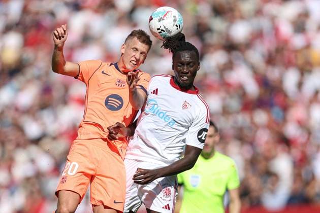 ESP: Sevilla FC - FC Barcelona, Barca La Liga EA Sports. Date 8 Dani Olmo of FC Barcelona and Batista Mendy of Sevilla FC during the La Liga EA Sports match between Sevilla FC and FC Barcelona played at Ramon Sanchez Pizjuan Stadium on October 5, 2025 in Sevilla, Spain. kpng Copyright: xAntonioxPozox xPRESSINx AP_251005_SEV_BAR_2525_1781